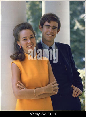 Ritratto di Julie e David Eisenhower al di fuori della Casa Bianca.; Portata e contenuto: nell'immagine: Julie Nixon Eisenhower, David Eisenhower. Oggetto: Julie e David - Ritratti. Foto Stock