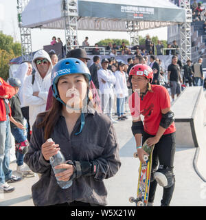 Kisa Nakamura del Giappone compete in campo femminile partita finale durante il 2018 World Skate Park skateboard Campionati del Mondo a Nanjing pesce-mout Foto Stock
