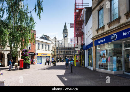 Fore Street Trowbridge, Wiltshire, andando verso il municipio su una giornata d'estate. Ponteggio sul municipio e anche sul diritto di Fore Street. Foto Stock