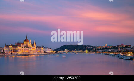 Budapest, Ungheria. Panoramica immagine cityscape di Budapest, la città capitale di Ungheria durante il blu crepuscolo ora. Foto Stock