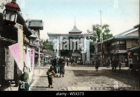 [ 1900 Giappone - Tempio Shitennoji in Osaka ] - Torii e pagoda al tempio Shitennoji di Osaka. Xx secolo cartolina vintage. Foto Stock