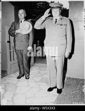 Il presidente Harry Truman e il Primo Ministro Winston Churchill salutate come una band britannica riproduce la stella Lamas Banner in occasione del Presidente Truman la prima visita al Primo ministro Churchill's residence durante la Conferenza di Potsdam. Foto Stock