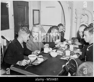 Il presidente Harry Truman a pranzo con i membri di un equipaggio di U. S. S. Augusta, la nave che trasporta lui alla Conferenza di Potsdam in Germania. Seduto con lui sono: Albert L. Riso, indipendenza, Missouri; Elmo Buck, Marceline, Missouri; D. M. Osborne, Ashland, Kentucky; Paolo Harshman, Washington e in Pennsylvania; e Richard Stowell, Yonkers, New York. Foto Stock