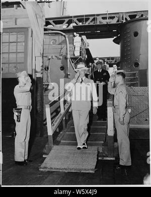 Il presidente Harry Truman lascia la U. S. S. Augusta a Newport News, Virginia alla fine del suo viaggio home sul U. S. S. Augusta dopo aver lasciato la Conferenza di Potsdam in Germania. Il capitano James Vardaman è al di sopra di lui per le fasi. Foto Stock