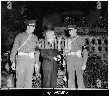 Il presidente Harry Truman pone con due membri della polizia militare che guard il Little White House, la residenza del Presidente Truman, durante il suo soggiorno a Potsdam, in Germania per la Conferenza di Potsdam. Essi sono in piedi di fronte a casa. Foto Stock