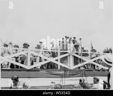 Il presidente Harry Truman, Presidente Romulo Gallegos del Venezuela e di altri dignitari sulla revisione di piattaforma in Bolivar, Missouri. Il Presidente Truman dedicato una statua di Simon Bolivar di Bolivar. Foto Stock