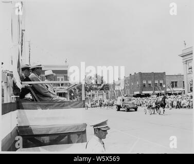 Il presidente Harry Truman, Presidente Romulo Gallegos del Venezuela e di altri dignitari, seduta sul riesame di piattaforma a Bolivar, Missouri, guardando una parata. Il Presidente Truman dedicato una statua di Simon Bolivar di Bolivar. Foto Stock