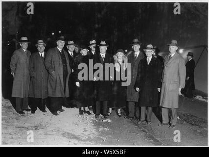 Il presidente Herbert Hoover e festa ufficiale nel Tunnel n. 2 durante la visita di ispezione di Boulder Canyon Project. Da sinistra a destra: Costruzione ingegnere Walker R. Giovani, Ufficio di presidenza di bonifica; il sig. Ritchey, segretario del Presidente; Chief Engineer Raymond F. Walter, Bureau della bonifica; la sig.ra Hoover; Presidente Hoover; la sig.ra Wilber; Segretario degli Interni Ray Lyman Wilbur; E.O. Wattis, primo vicepresidente, sei società, Inc.; Frank T. Crowe, Soprintendente generale, sei società, Inc.; Portata e contenuto: fotografia dal volume due di una serie di album di foto per documentare la costruzione di Hoo Foto Stock