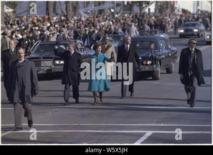 Il presidente Jimmy Carter e Rosalynn Carter camminare lungo Pennsylvania Avenue durante l'inaugurazione. Foto Stock