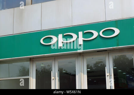 --FILE--Vista di un ramo di Oppo a Pechino in Cina, 11 ottobre 2018. Smartphone cinese maker Oppo Mobile Telecommunications ha rinchiuso un multi-anno Foto Stock