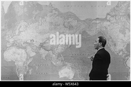 Il presidente Nguyen Van Thieu (Vietnam del Sud) e la mappa del mondo; la portata e il contenuto: Ubicazione: Hawaii. Illustrato: presidente Nguyen Van Thieu (Vietnam del Sud). Foto Stock