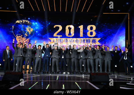 I giocatori di Shanghai SIPG eseguire per festeggiare dopo aver vinto il loro primo mai Chinese Super League (CSL) titolo durante il 2018 Chinese Super League Awa Foto Stock