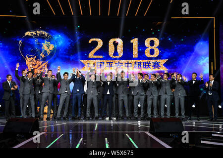 I giocatori di Shanghai SIPG eseguire per festeggiare dopo aver vinto il loro primo mai Chinese Super League (CSL) titolo durante il 2018 Chinese Super League Awa Foto Stock