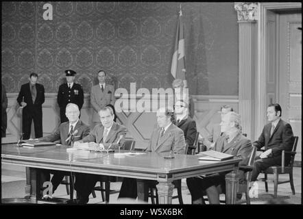 Il presidente Nixon e il Primo Ministro Trudeau alla cerimonia di firma dei Grandi Laghi della qualità dell'acqua accordo; Portata e contenuto: nell'immagine: William P. Rogers, Richard M. Nixon, Pierre Trudeau. Oggetto: Capi di Stato - Canada. Foto Stock