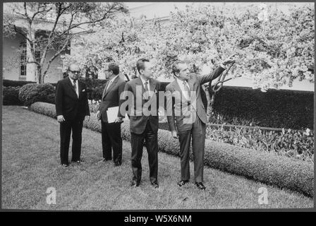 Il presidente Nixon saluta il Sud Presidente vietnamita Nguyen Van Thieu davanti di Marine un elicottero; Portata e contenuto: Nella foto: Richard M. Nixon, Nguyen Van Thieu. Oggetto: Capi di Stato - S.E. Asia. Foto Stock