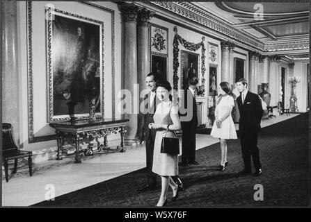 Il presidente Nixon in visita a Buckingham Palace con la Gran Bretagna la royal famiglia; la portata e il contenuto: Nella foto: Richard M. Nixon, la Regina Elisabetta II, il Principe Filippo, Princess Anne, il Principe Charles. Oggetto: viaggio europeo - 1969. Foto Stock