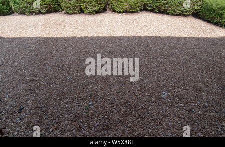 Il pavimento di ghiaia con l'ombra del sole sulla parte superiore con albero in alto, l'immagine di panorama Foto Stock
