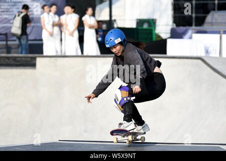 Kisa Nakamura del Giappone compete in campo femminile partita finale durante il 2018 World Skate Park skateboard Campionati del Mondo a Nanjing pesce-mout Foto Stock