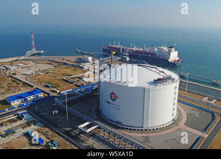 --FILE -- Una veduta aerea di un gas naturale liquefatto (GNL) serbatoio di stoccaggio di CNOOC (China National Offshore Oil Corporation) di Tianjin, Cina, 12 Ottobre Foto Stock