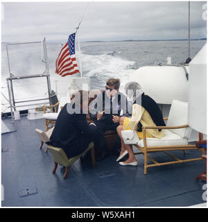 Presidente Vacanze nel Maine. Sotto Segretario della Marina Paolo Fay, Presidente Kennedy, Patricia Kennedy Lawford. Boothbay Harbor, ME a bordo della US Coast Guard Cutter tutore 1. Foto Stock