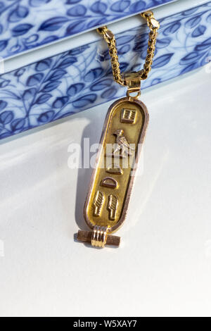 Oro cartiglio Eqyptian pendant con ceramica portagioie Foto Stock