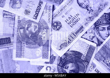 Varie banconote provenienti da diversi paesi di close-up (bielorussi rubli, Lari georgiano, zloty polacco, Israeliano sicli, dongs vietnamita). Backgro denaro Foto Stock