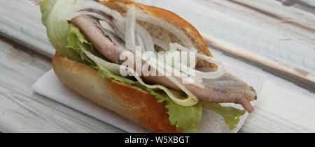 Involtini di pesce con salmone e cipolla Foto Stock