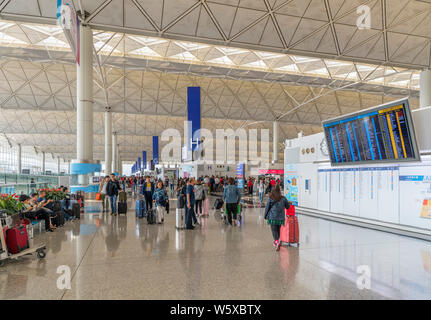 Zona di check-in presso un terminale all'Aeroporto Internazionale di Hong Kong, Chep Lak Kok, Hong Kong, Cina Foto Stock