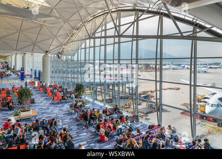 Cancelli di partenza in un terminal presso l'Aeroporto Internazionale di Hong Kong, Chep Lak Kok, Hong Kong, Cina Foto Stock