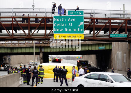 Ponticello di suicidio sul ponte sulla Interstate 95 in New Rochelle New York Foto Stock