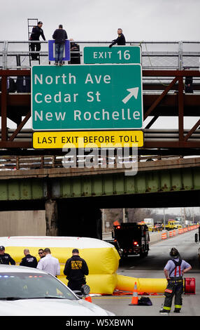 Ponticello di suicidio sul ponte sulla Interstate 95 in New Rochelle New York Foto Stock