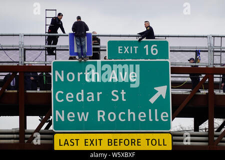 Ponticello di suicidio sul ponte sulla Interstate 95 in New Rochelle New York Foto Stock