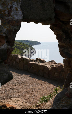 Le rovine della fortezza medievale di Hammershus vicino Allinge con vista lungo la costa nord occidentale della isola di Bornholm Foto Stock