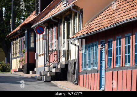 Vecchio tradizionale le case con la struttura in legno lungo street nella città vecchia, Allinge, isola di Bornholm, Mar Baltico, Danimarca, Europa Foto Stock