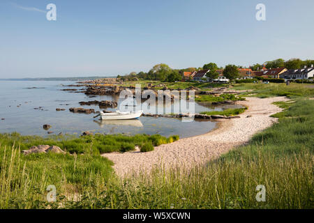 Vista sulla spiaggia di sabbia bianca, Allinge, isola di Bornholm, Mar Baltico, Danimarca, Europa