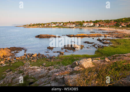 Vista sulla spiaggia di sabbia bianca sulla costa nord dell'isola nella luce della sera, Sandvig, isola di Bornholm, Mar Baltico, Danimarca, Europa Foto Stock