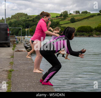 Unione hall, West Cork, Irlanda, 30 luglio 2019, la sicurezza in mare Settimana in unione Hall vide i figli di entrare in acqua il modo veloce, salta fuori il molo. Aphperspective credito/ Alamy Live News Foto Stock