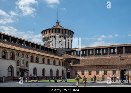 Milano, Italia; Luglio 2019: vista interna del Castello Sforzesco torre in Milano Foto Stock