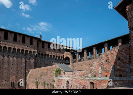 Milano, Italia; Luglio 2019: vista interna del Castello Sforzesco torre in Milano Foto Stock