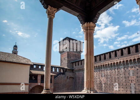 Milano, Italia; Luglio 2019: vista interna del Castello Sforzesco torre in Milano Foto Stock