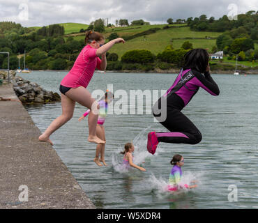 Unione hall, West Cork, Irlanda, 30 luglio 2019, la sicurezza in mare Settimana in unione Hall vide i figli di entrare in acqua il modo veloce, salta fuori il molo. Aphperspective credito/ Alamy Live News Foto Stock