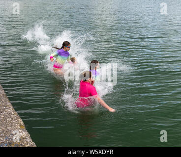 Unione hall, West Cork, Irlanda, 30 luglio 2019, la sicurezza in mare Settimana in unione Hall vide i figli di entrare in acqua il modo veloce, salta fuori il molo. Aphperspective credito/ Alamy Live News Foto Stock