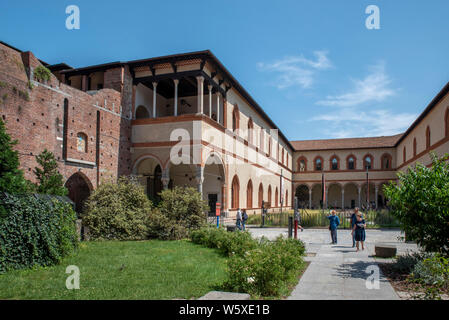 Milano, Italia; Luglio 2019: vista interna del Castello Sforzesco torre in Milano Foto Stock