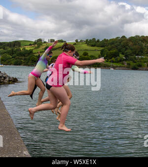 Unione hall, West Cork, Irlanda, 30 luglio 2019, la sicurezza in mare Settimana in unione Hall vide i figli di entrare in acqua il modo veloce, salta fuori il molo. Aphperspective credito/ Alamy Live News Foto Stock