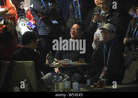 William o Ding Ding Lei, sinistra, CEO di Netease (163.com), e Charles Zhang Chaoyang, Presidente e CEO di Internet cinese Sohu.com, portale prendere parte Foto Stock