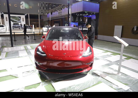 --FILE -- un modello di Tesla 3 auto elettrica è sul display prima della China International Import Expo (CIIE) e per la Hongqiao economica internazionale Foto Stock