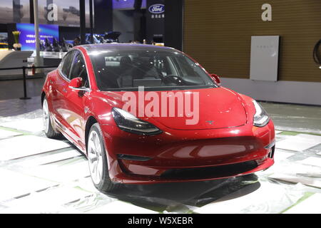 --FILE -- un modello di Tesla 3 auto elettrica è sul display prima della China International Import Expo (CIIE) e per la Hongqiao economica internazionale Foto Stock