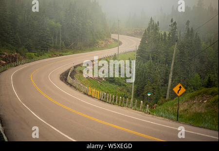 Avvolgimento Trans Canada highway attraverso la nebbia e umidità estiva compresa off Lago Superior North Shore. Foto Stock