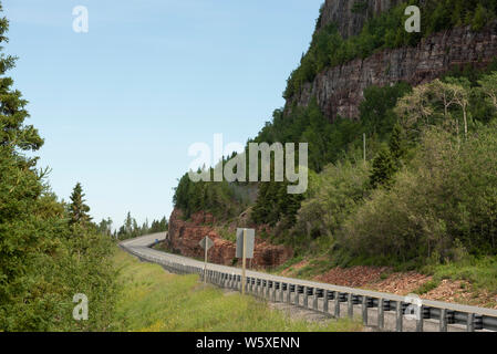 Avvolgimento Trans Canada highway attraverso estate umidità compresa off Lago Superior North Shore. Foto Stock