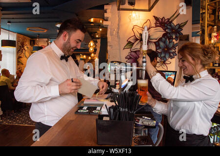 Doncaster, Regno Unito - 11 Maggio 2019: barman e cameriere condividono una barzelletta al bar a La Boca ristorante & steakhouse, 1 strada Netherhall Foto Stock